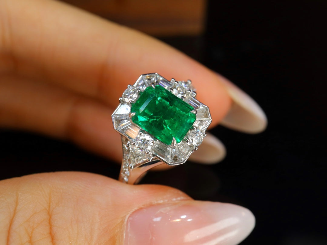 Smaragdring – Leuchtend grüner Luxusschmuck mit funkelnden Diamanten
