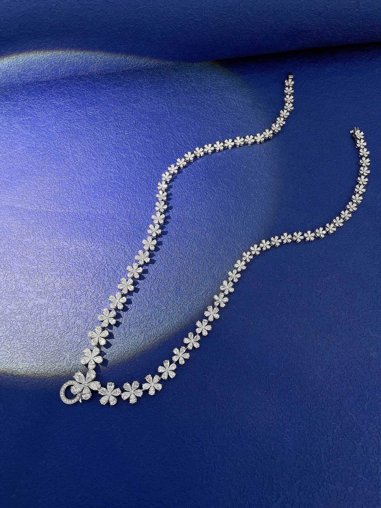 Vielseitige Anhänger-Halskette aus 18 Karat kultiviertem Fünf-Blumen-Farbverlauf mit Pavé-Fassung – Schmuckstein