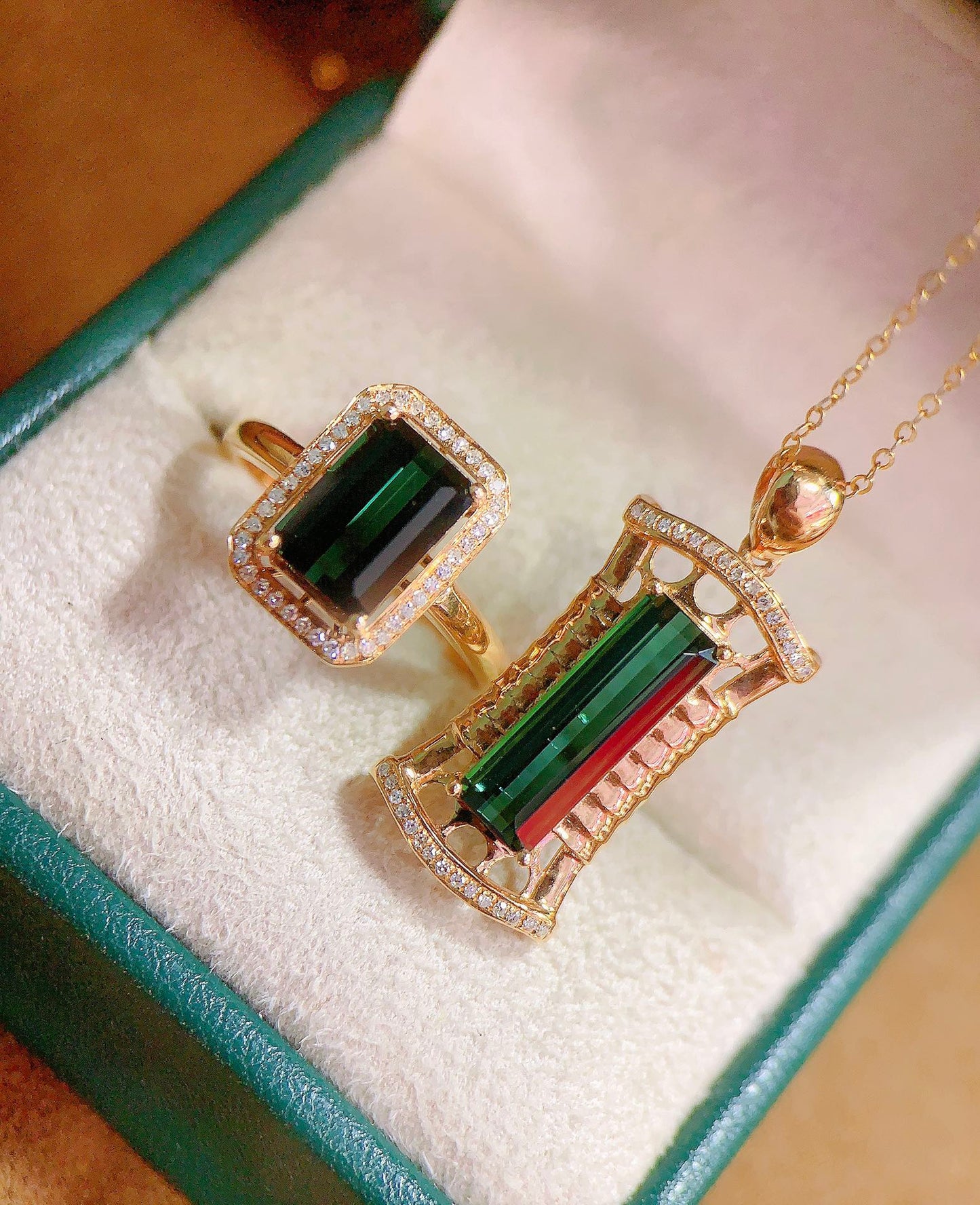 Exklusives Double 11-Schmuckset: Bixbite-Ring und Anhänger aus 18-karätigem Gold und mit Diamanten eingebettet