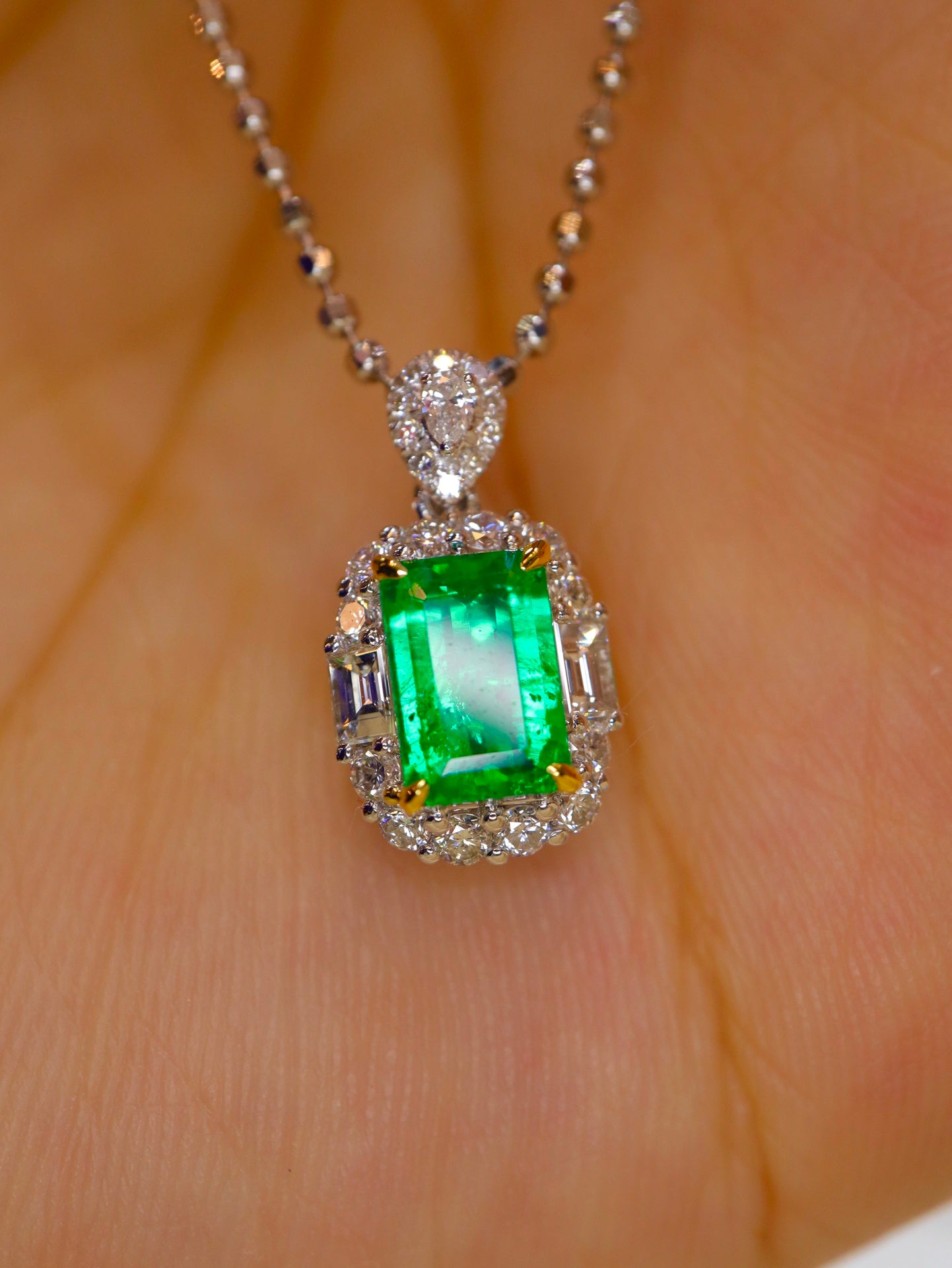 Panjshir Emerald hanger: een veelzijdig fijn sieraad