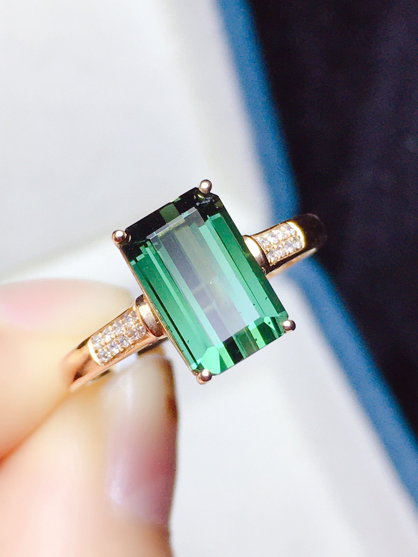 Natürlicher Turmalinring aus 18 Karat Gold mit Diamantakzenten – exquisiter Schmuck