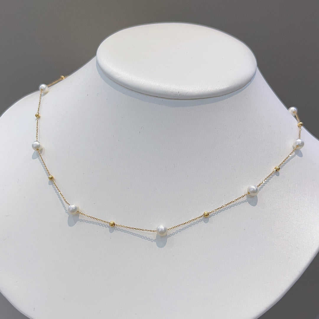Élégante chaîne Cartier en or 18 carats avec bijoux en perles d'eau douce naturelles de 4 à 5 mm