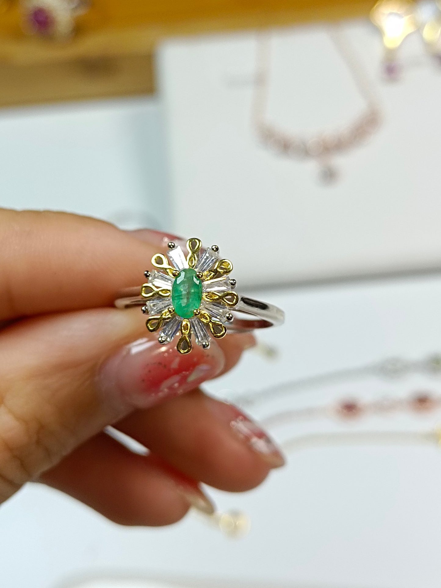 Exquisite S925 Silver Emerald Ring with Luxury Embedding - Unique Jewelry Design