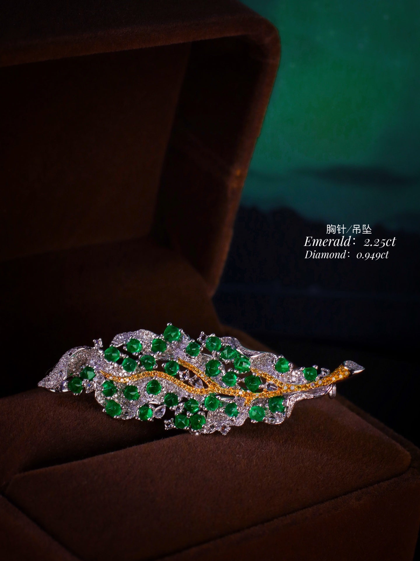 Novedad: Obra maestra de joyería con esmeraldas: juego de colgante y broche