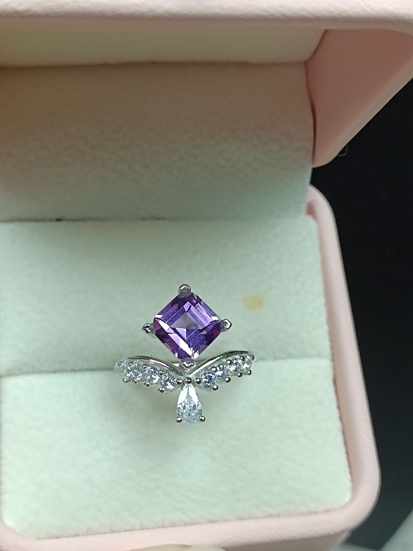 Squisito anello quadrato in cristallo viola naturale - Gioielli di eleganza e romanticismo