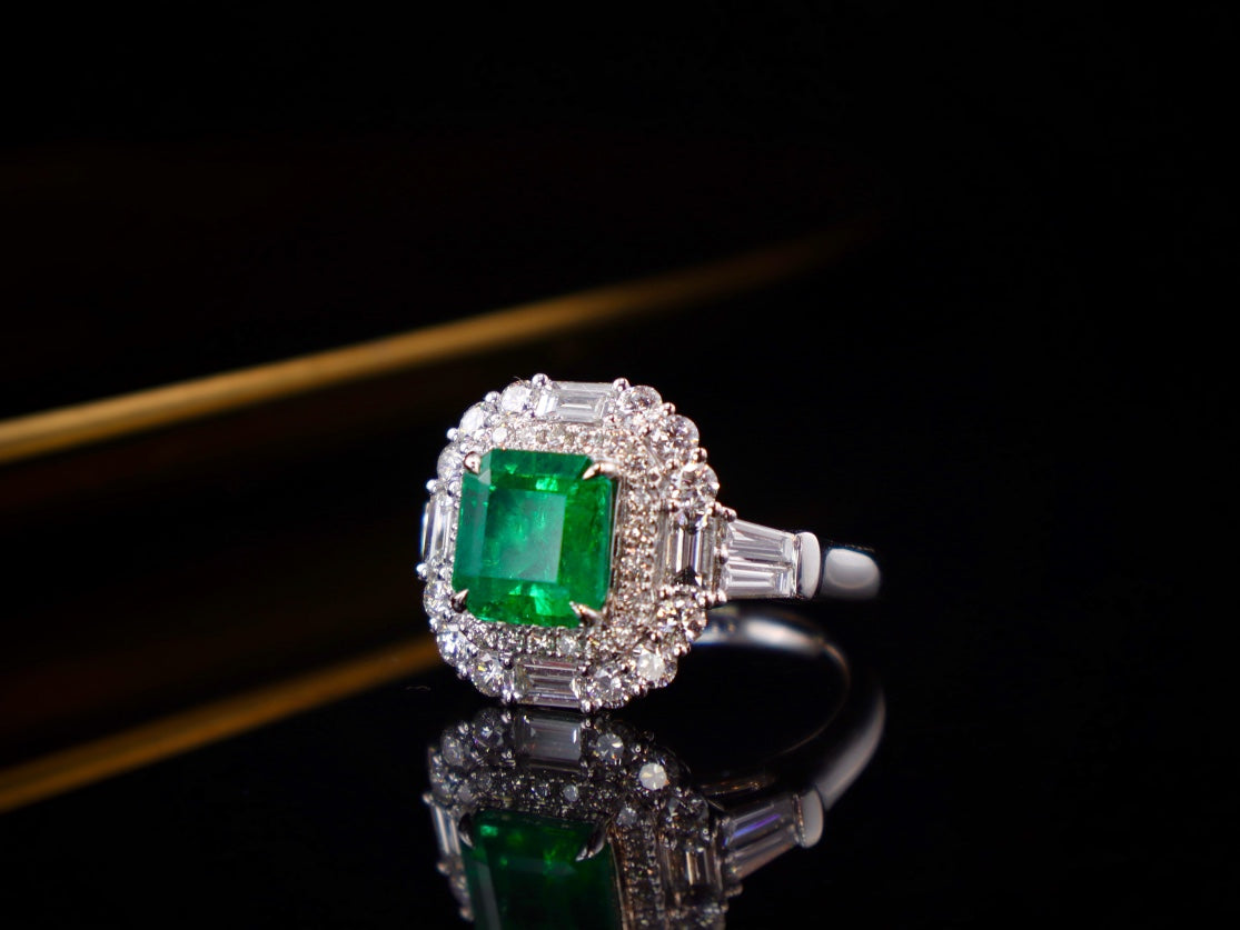 Anello con smeraldo: gioielli di qualità premium per ogni occasione