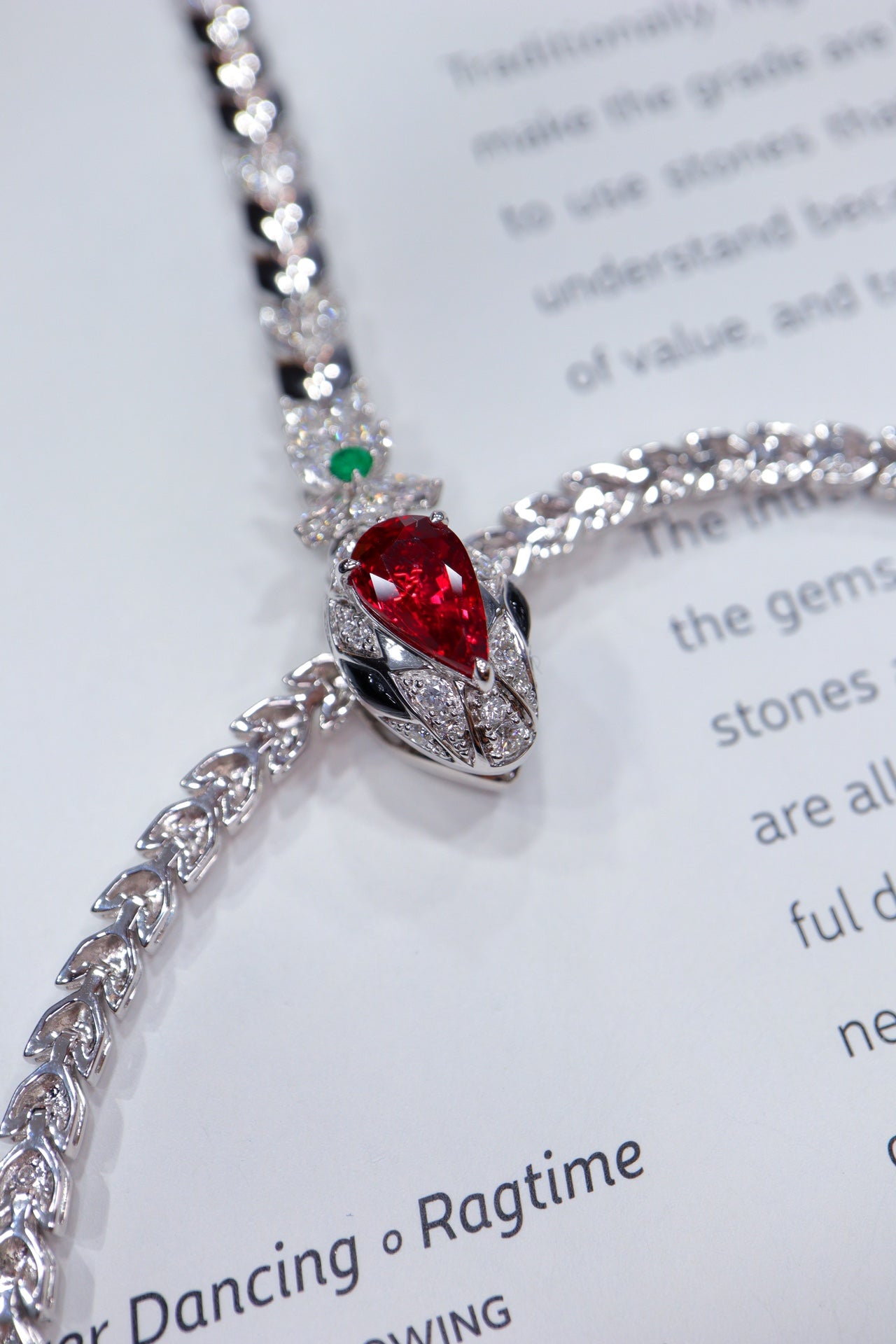 Collana con rubini dal design serpentino - Collezione di gioielli premium