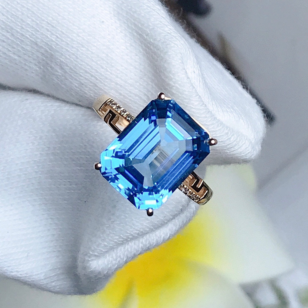 镶有钻石的 18K 托帕石戒指 - 精致的珠宝首饰