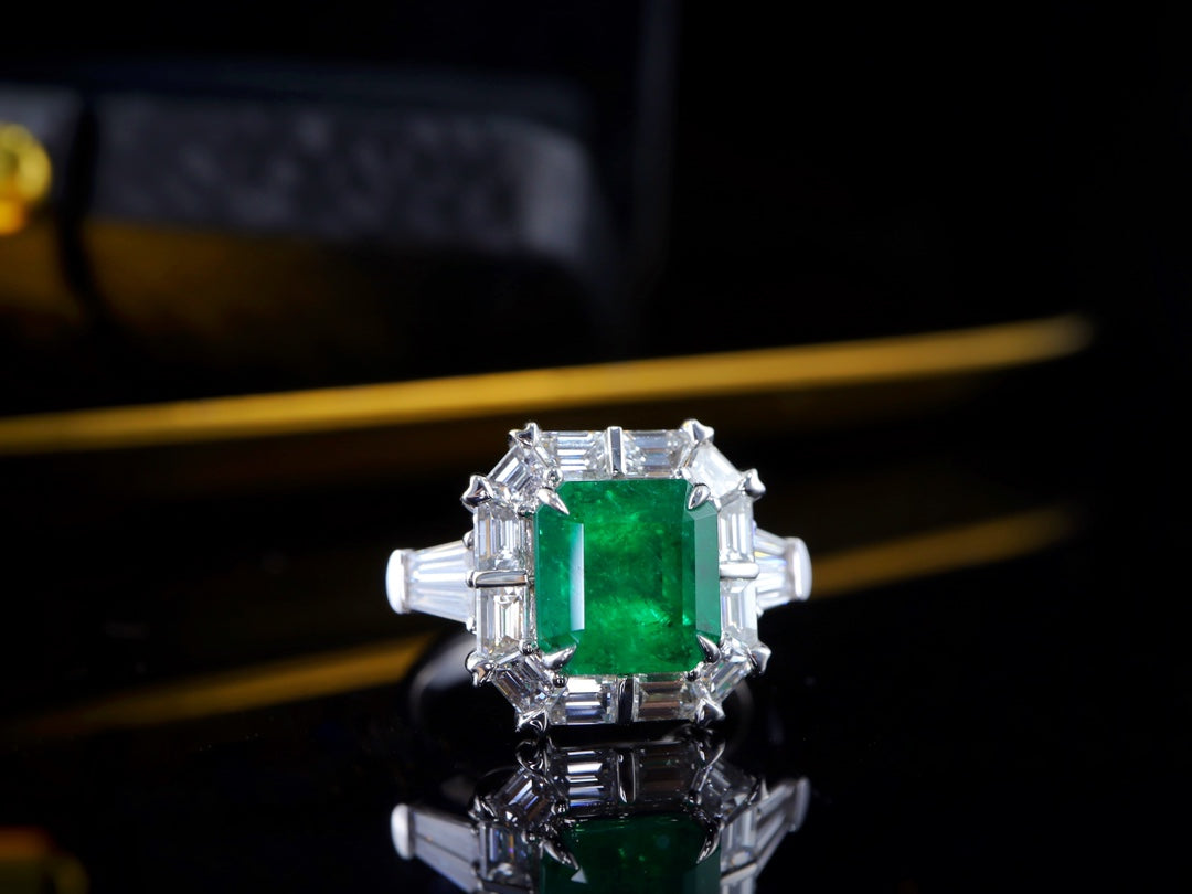 Anello con smeraldo - Gioiello di lusso con fuoco e scintillio intensi