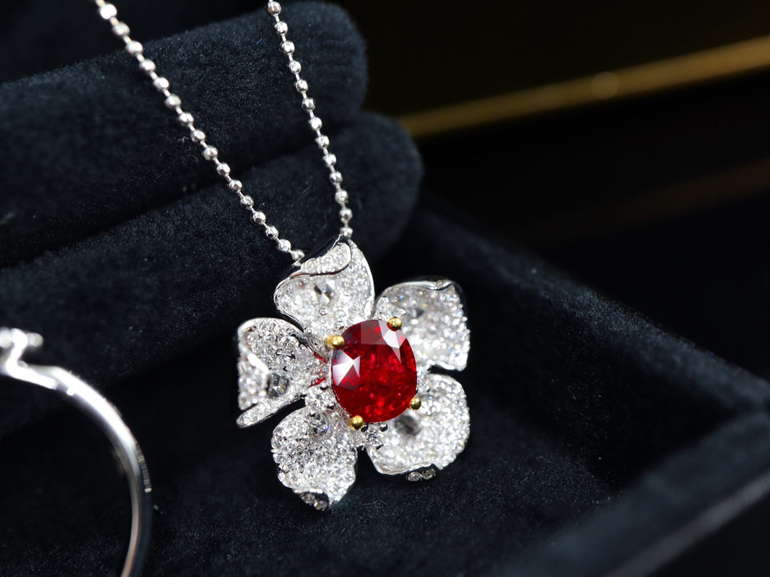 Taubenblut-Rubin-Anhänger/Ring mit doppeltem Verwendungszweck – Blumenmuster mit Volldiamanten