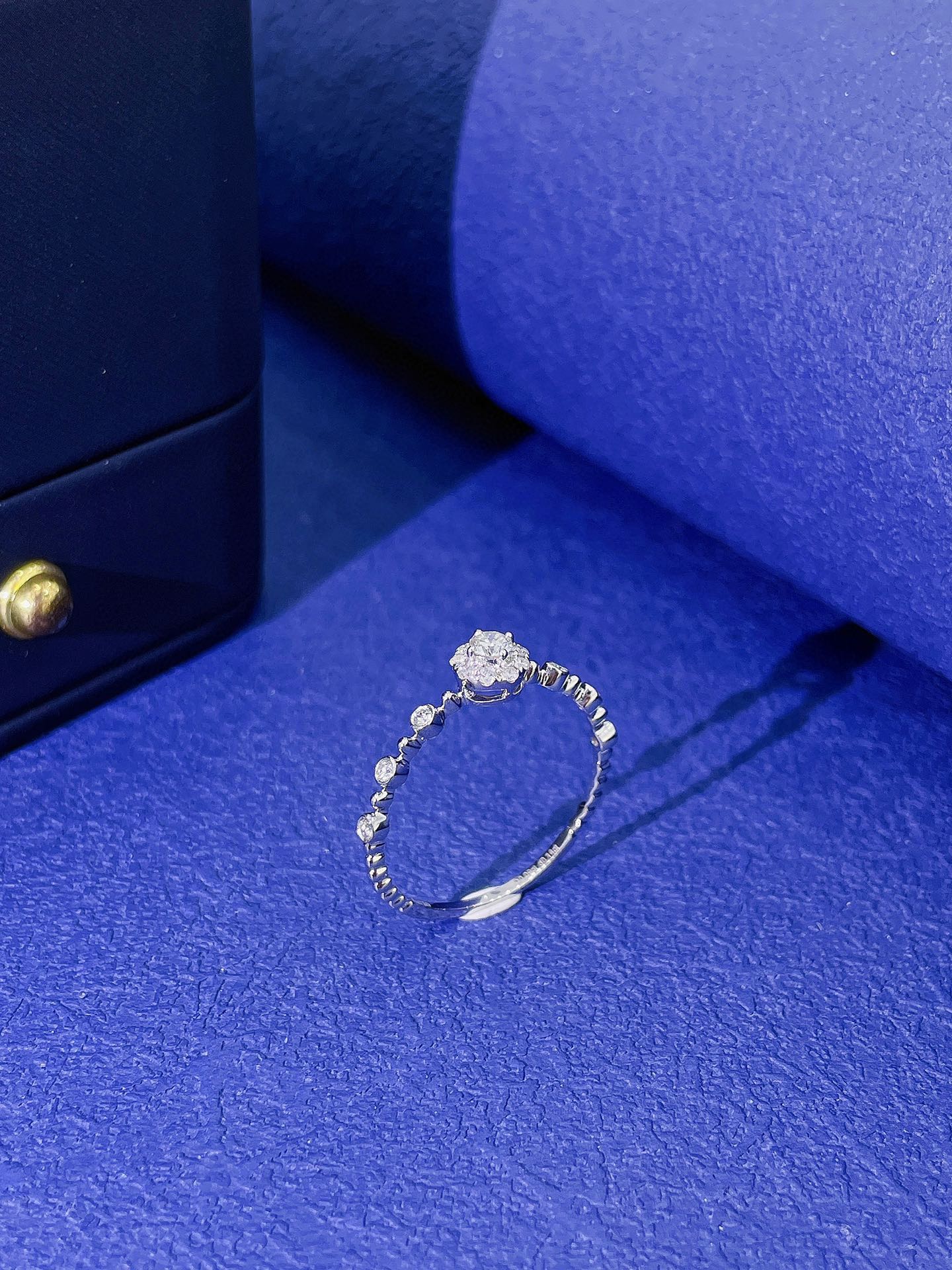 Anillo de burbuja con cuentas de perlas cultivadas de 18 quilates: pieza de joyería exquisita