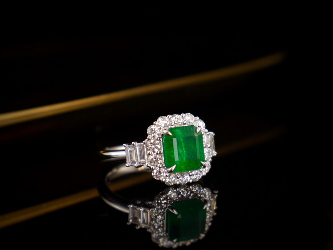 Anello con smeraldo: gioielli verde brillante da indossare ogni giorno