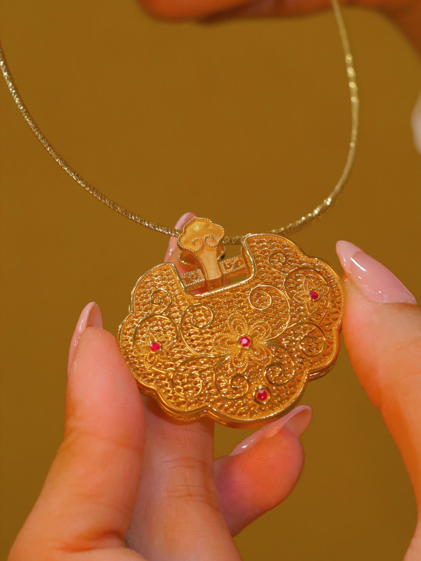 Ruyi Peace Lock Pendant - Emerald Charm korut
