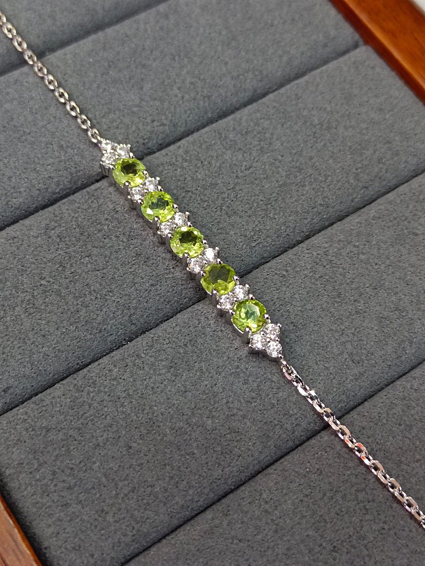 S925 Silver Exquisite Peridot Inlay Armbånd - Smykker for eleganse