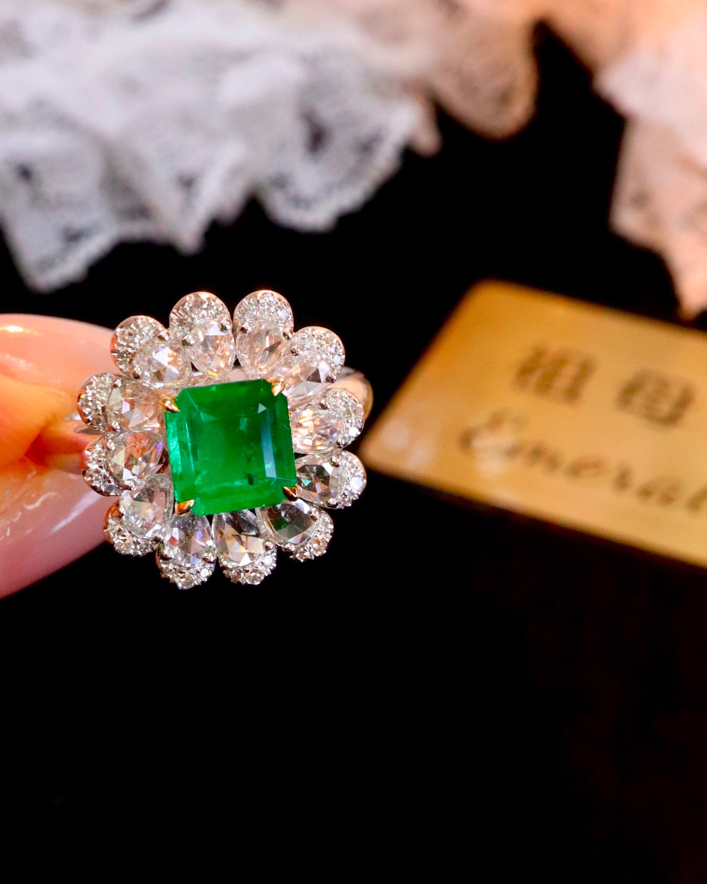Cincin Zamrud Bertatahkan Berlian Emas 18K yang Indah - Sebuah Mahakarya Perhiasan