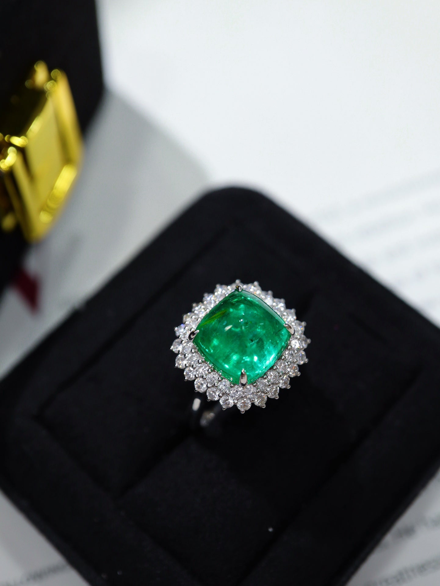 Sugarloaf Emerald Ring:豪华珠宝