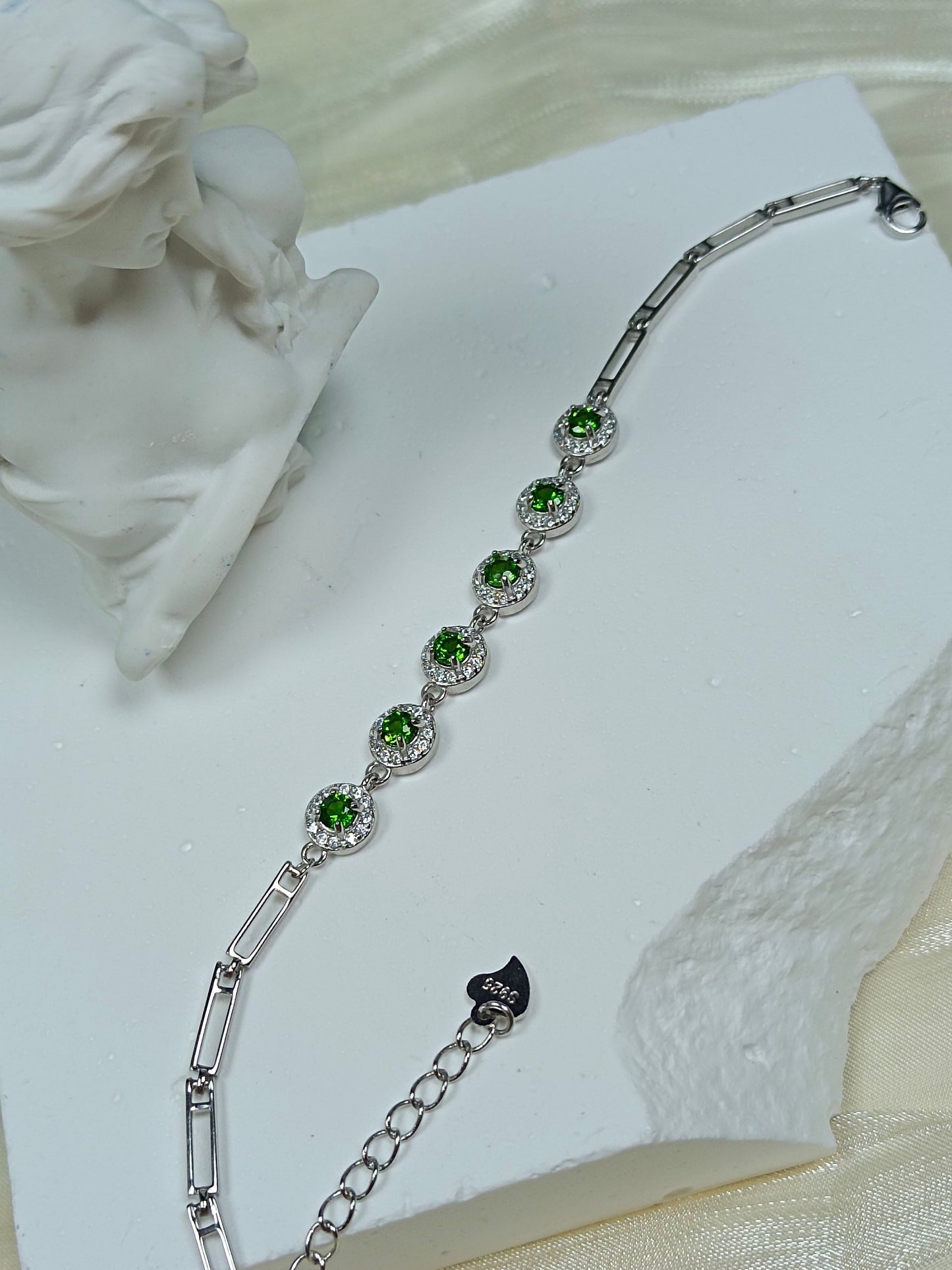 S925 sølvarmbånd med innebygd diopside – elegant og moderne design