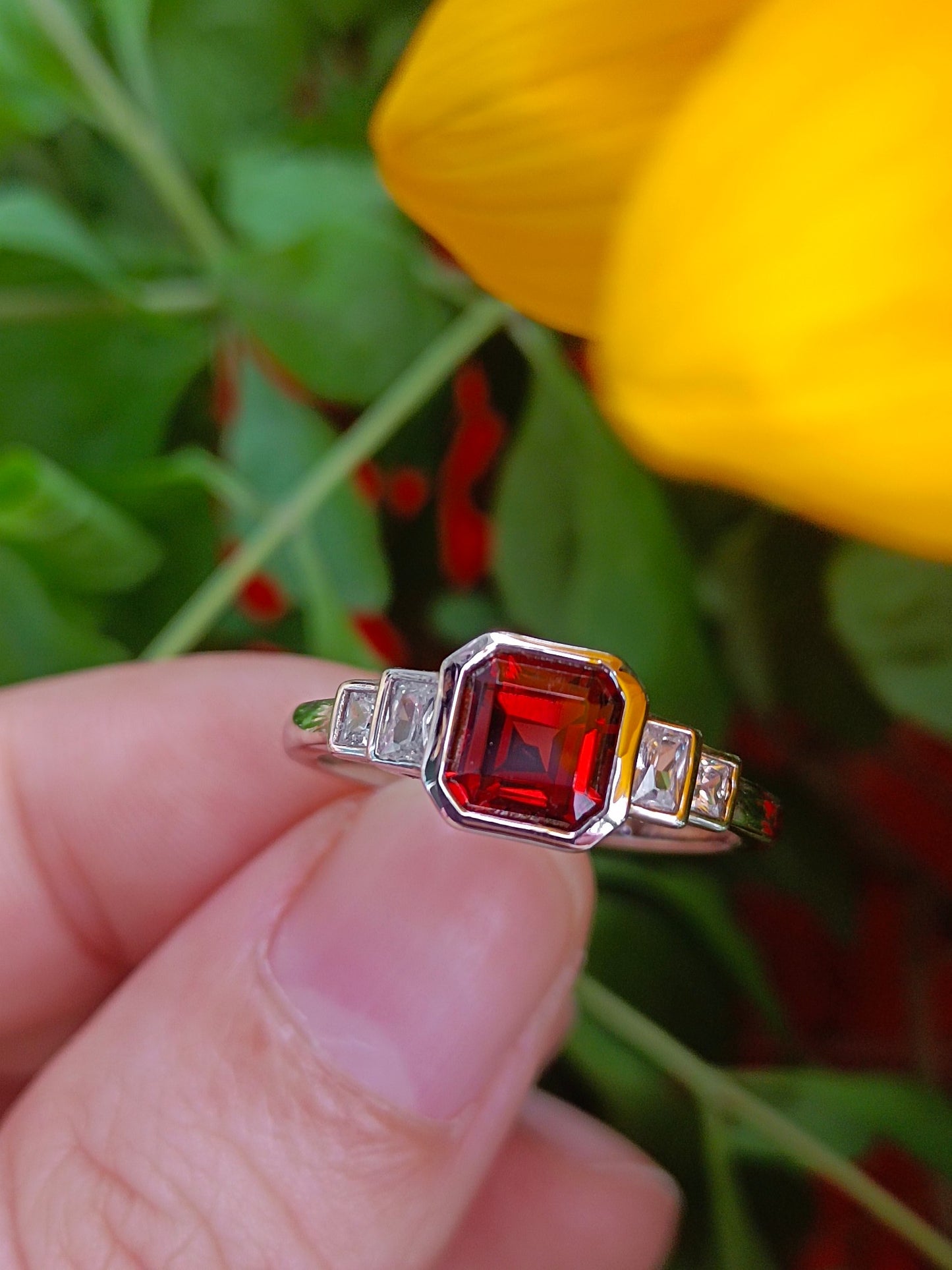 Elegante anello con granato naturale taglio principessa - Gioielleria raffinata