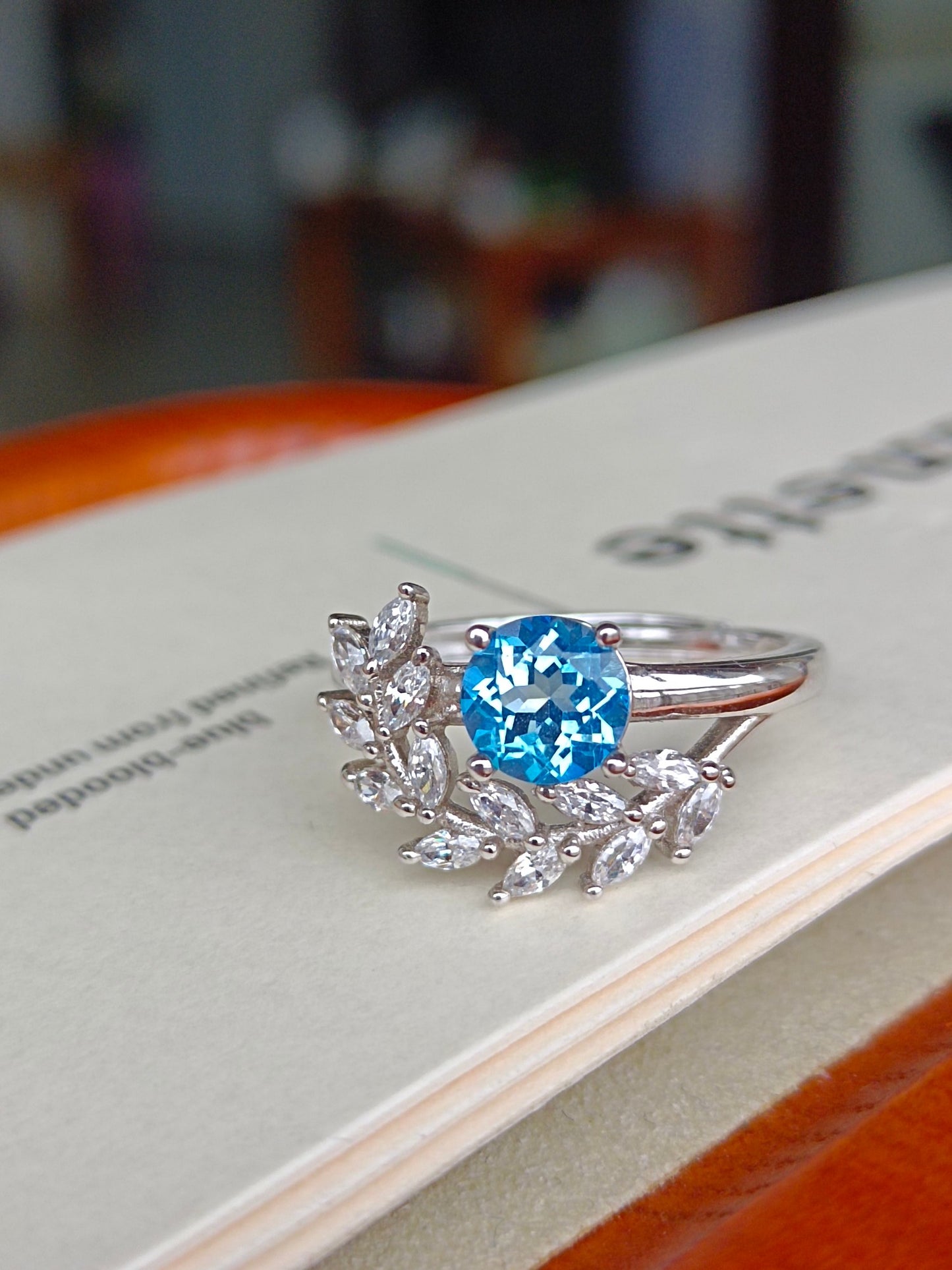 Anello con topazio naturale in blu svizzero: lavorazione artigianale di gioielli unici