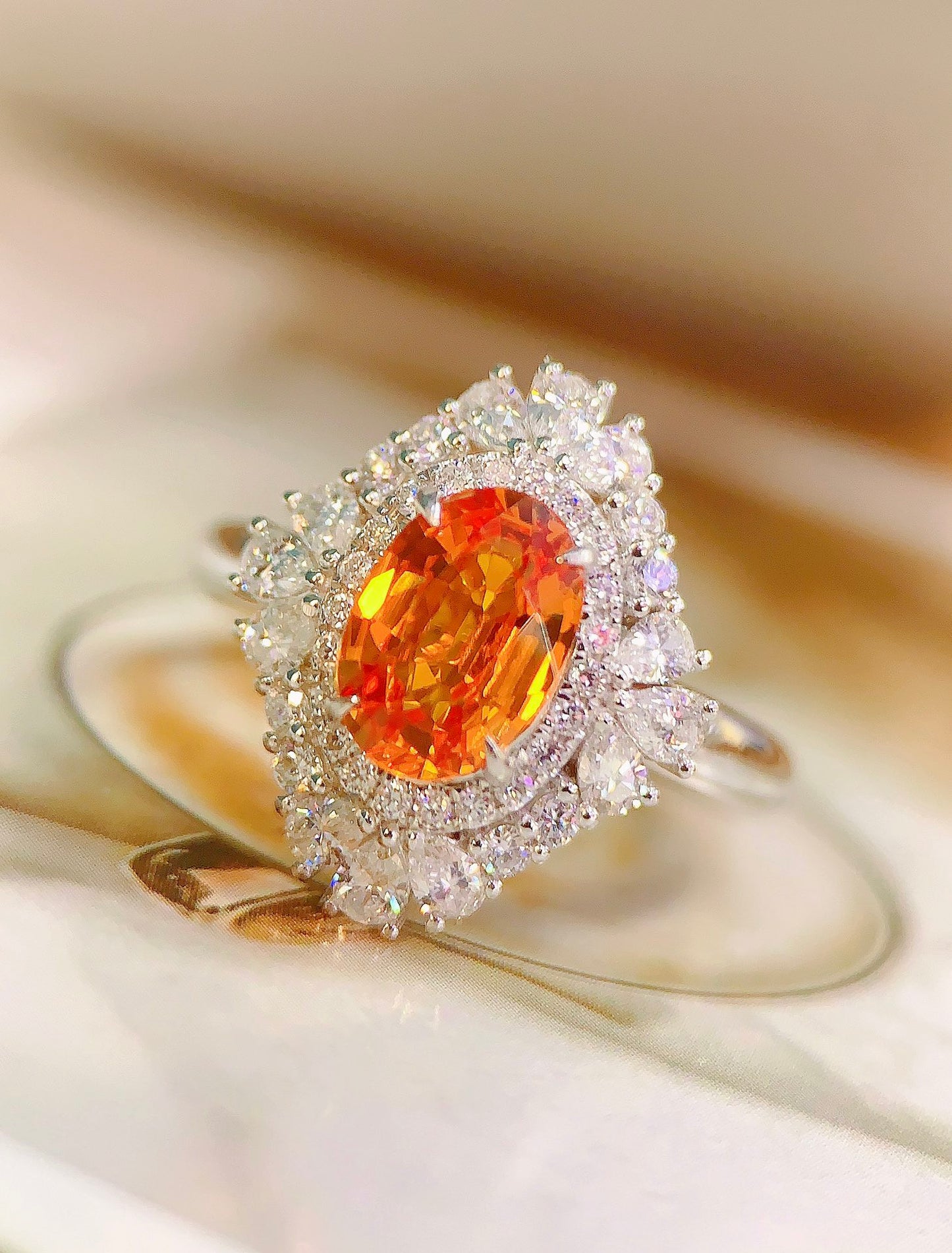 Cincin Safir Emas 18K - Kehadiran Surgawi yang Mulia dalam Koleksi Anda