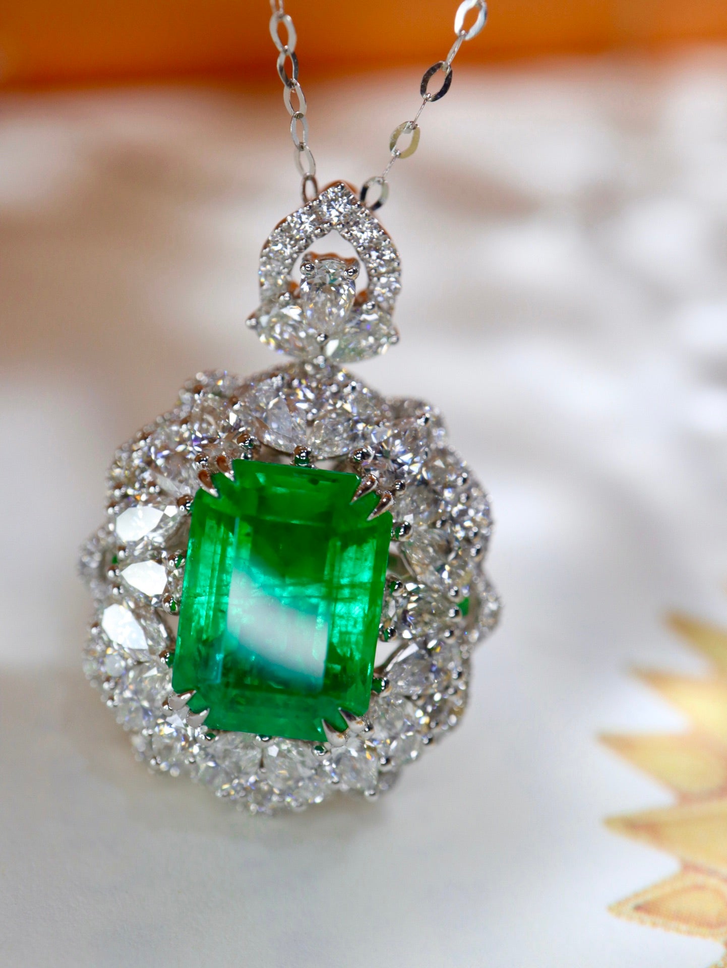 Bijuterii cu pandantiv cu smarald: cristal sticlos verde viu, o alegere de lux