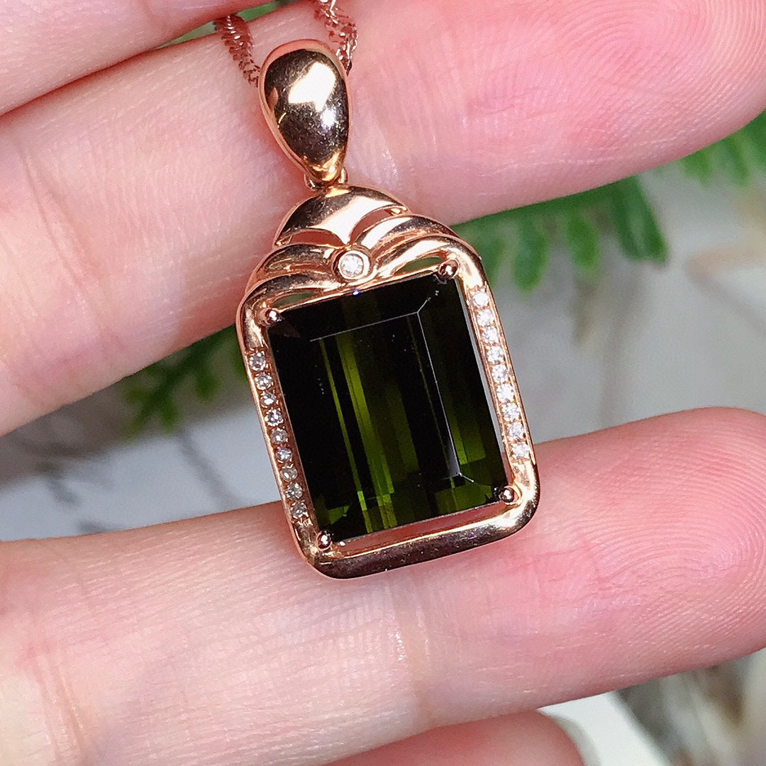 Üppiger grüner Peridot-Anhänger – ein Symbol ewiger Vitalität