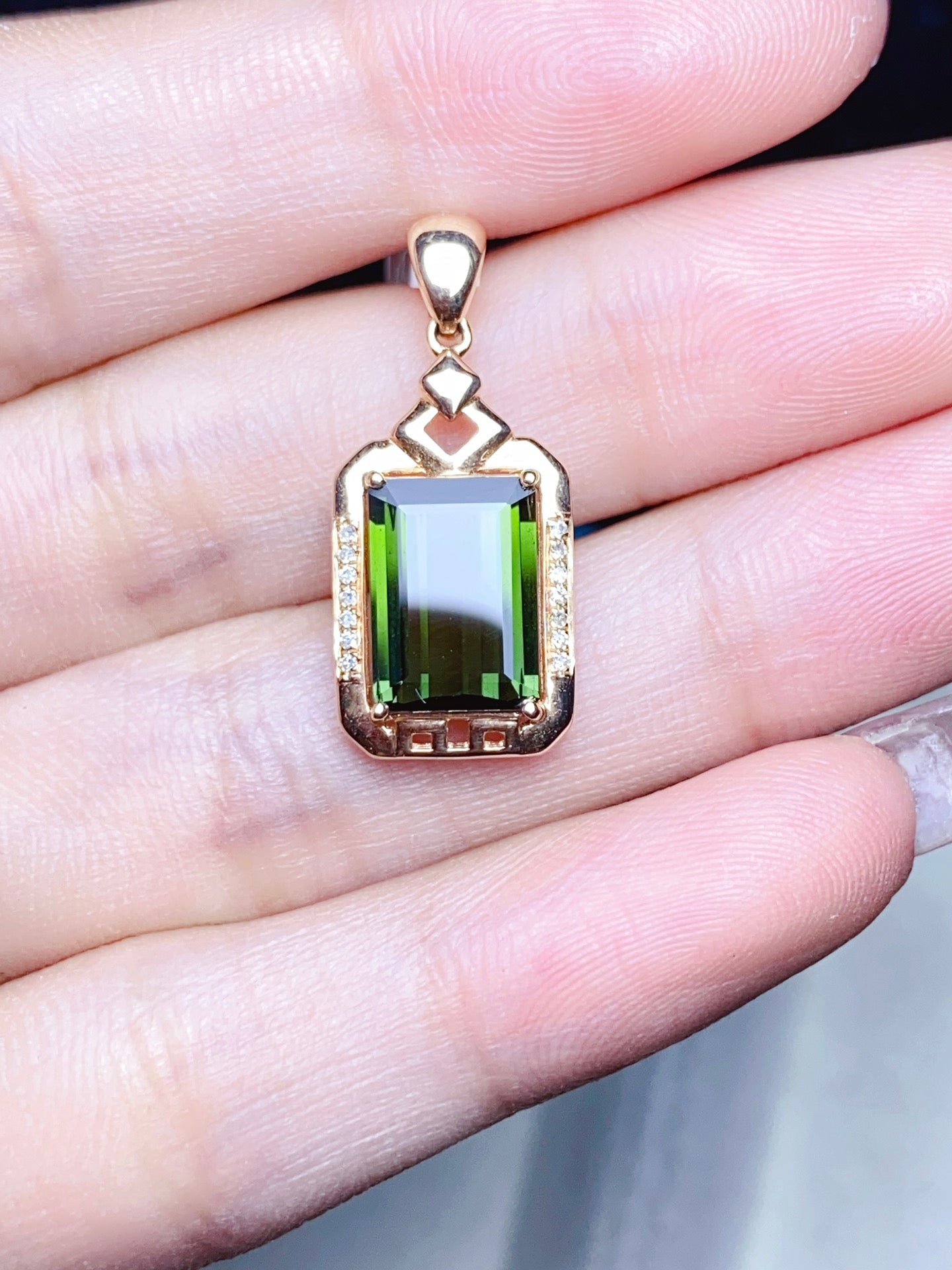 Joyería colgante de turmalina natural con oro de 18 quilates e incrustaciones de diamantes