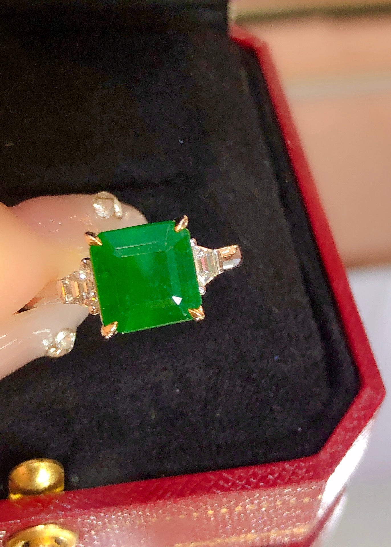 Elegant naturlig smaragdring i tre stenar - premiumsmycken