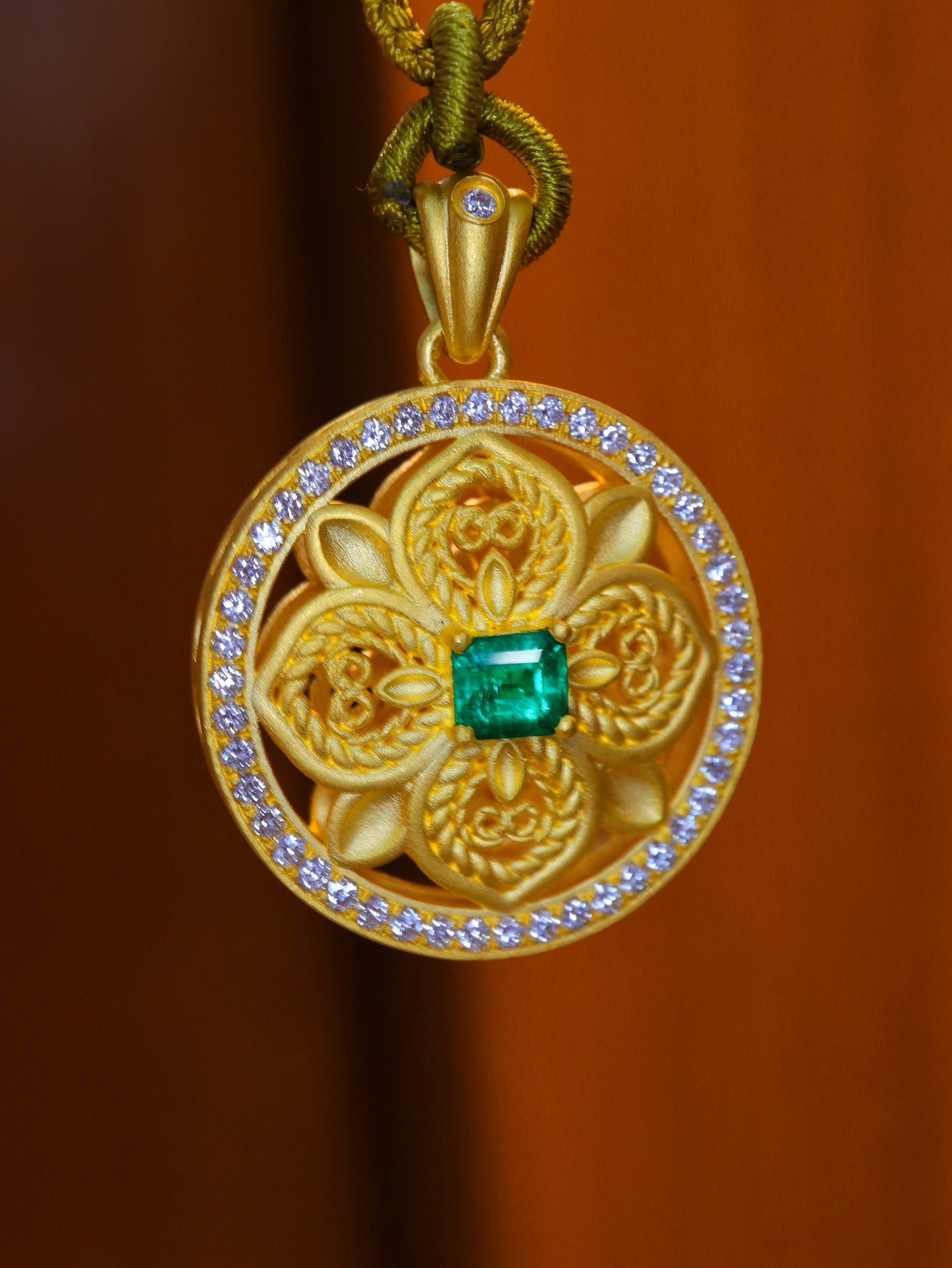 Liontin Zamrud Emas 24k - Koleksi Perhiasan Premium