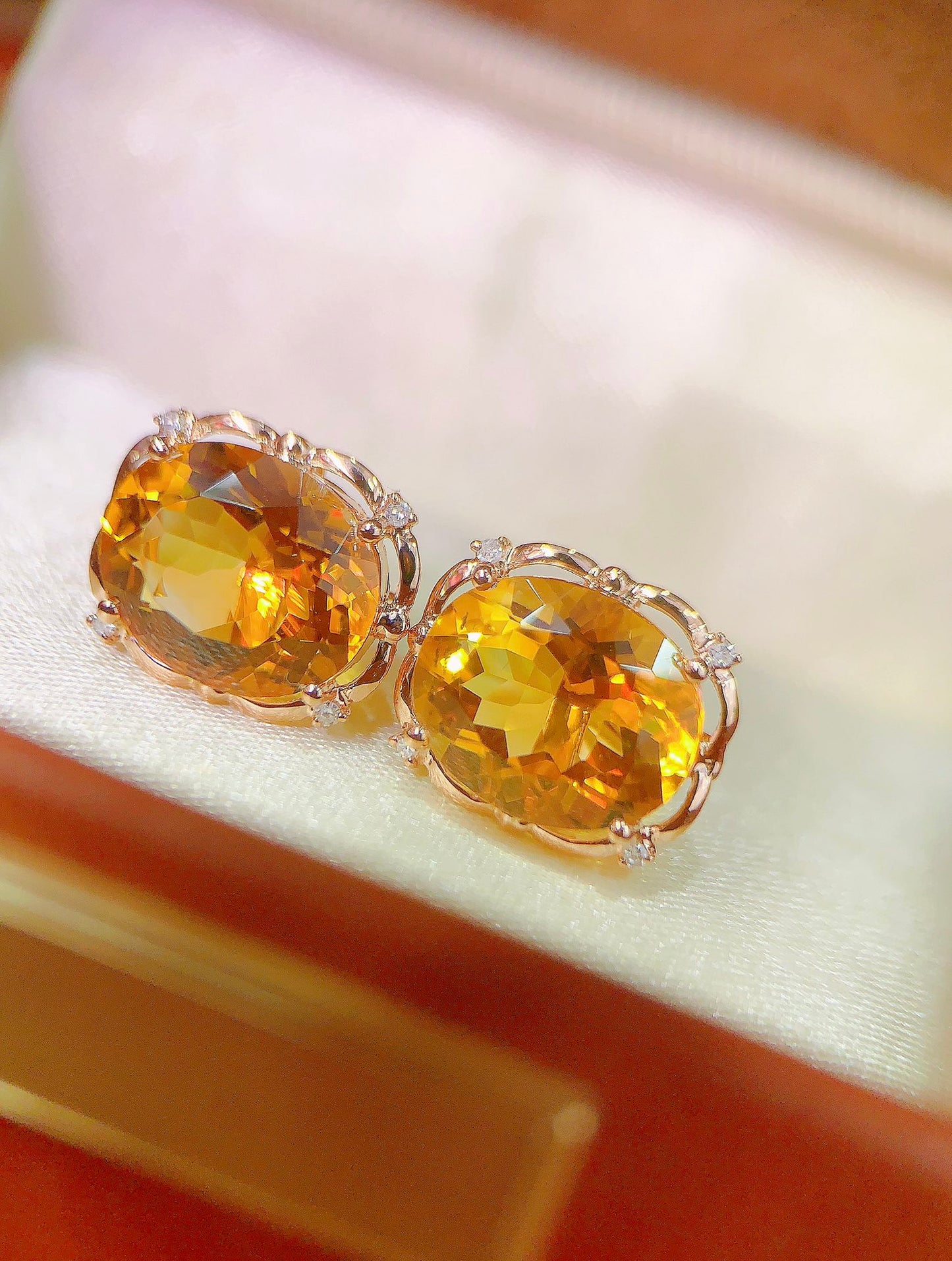 Ketibaan Baru: Sunstone of Prosperity - Anting-anting Yellow Citrine dalam Emas 18k dengan Aksen Berlian