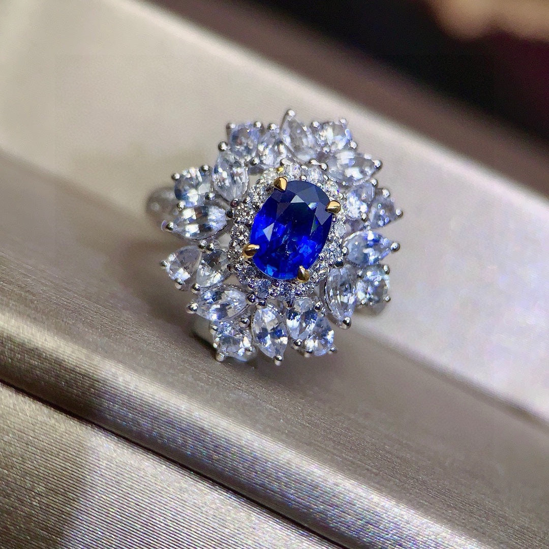 Luxuriöser Saphirring mit Diamantakzenten – High-End-Schmuck