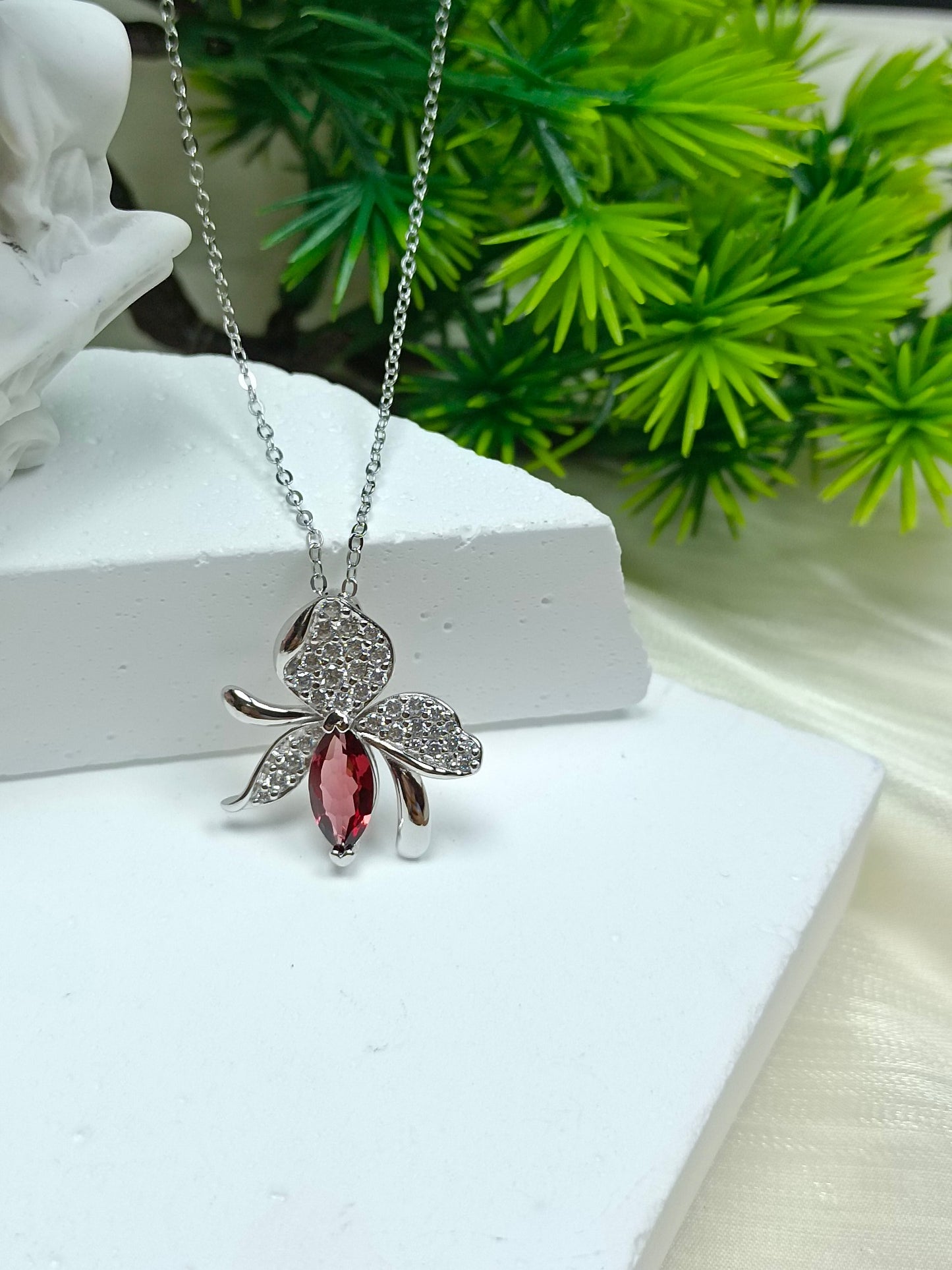 Eleganti gioielli con ciondolo in argento sterling S925 con granato e giglio