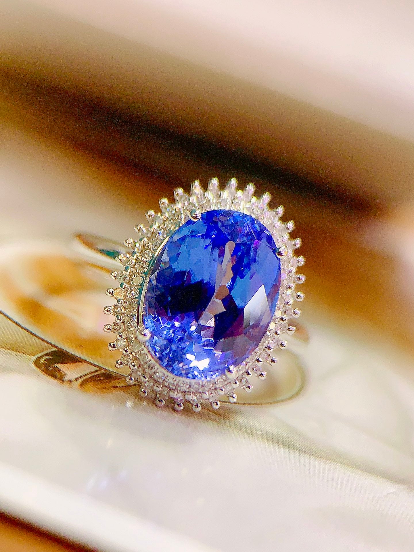 Exquisito Anillo de Tanzanita Natural en Oro de 18 Quilates con Detalles de Diamantes - Joyería