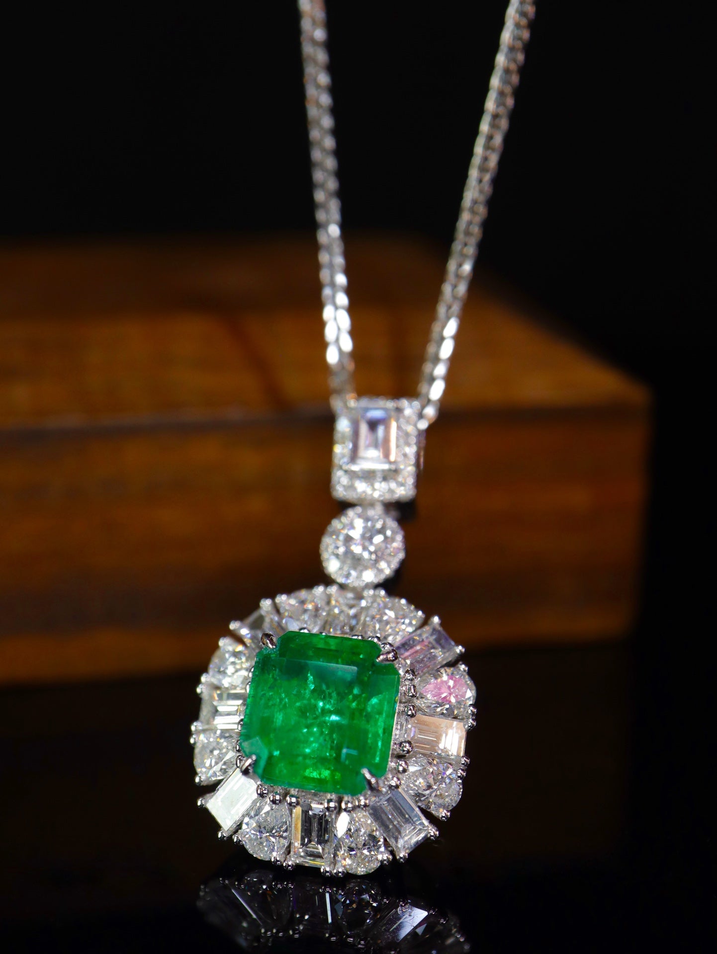 Emerald Pendant Jewelry: Vivid Green Masterpiece with Sparkling Diamonds