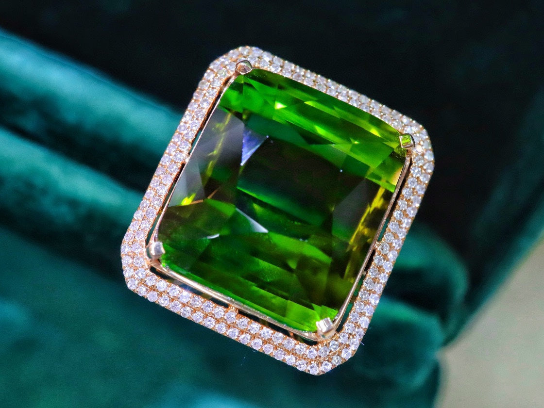 Luxusschmuck: Ring aus natürlichem Turmalin mit Verzierungen aus 18-karätigem Gold und Diamanten
