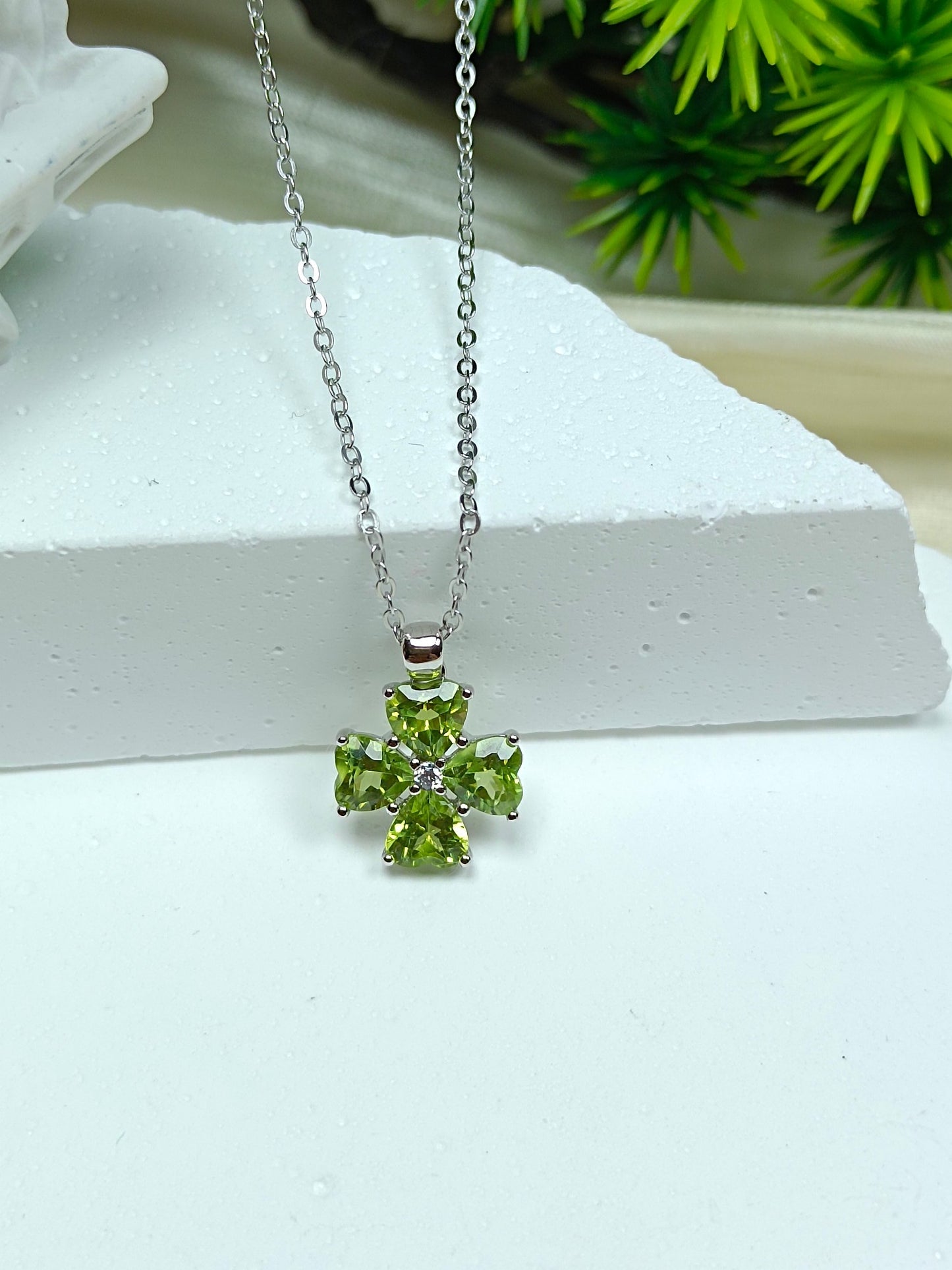 Gioielli con pendente a quadrifoglio in argento sterling S925 con peridoto a forma di cuore