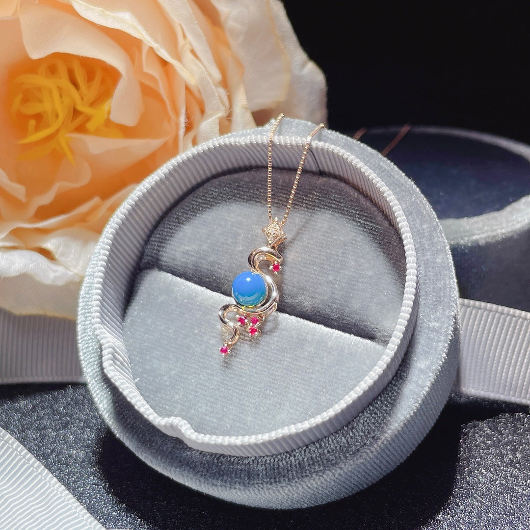 Volez l’été et l’amour avec un pendentif en ambre bleu dominicain intégré en or 18 carats - Bijoux uniques
