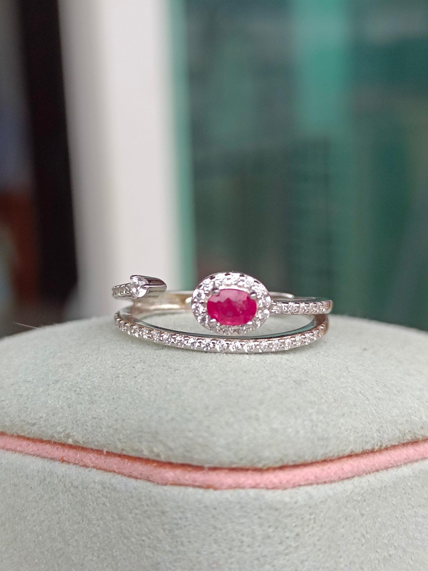 Anello con rubino - Incantevole eleganza in gioielleria
