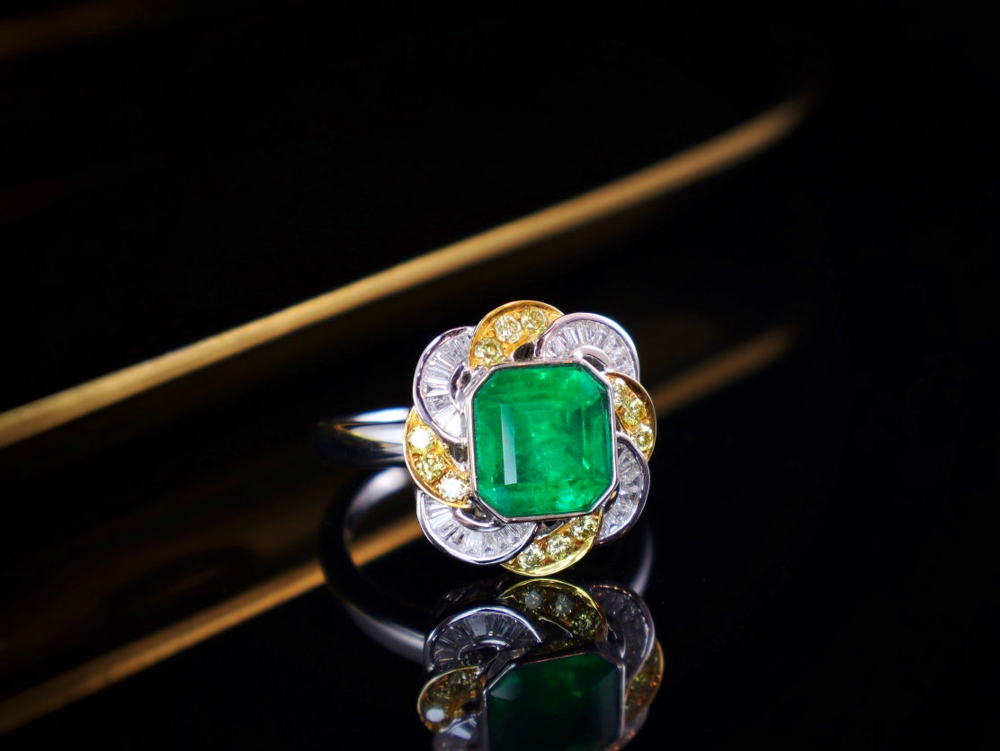 Emerald Ring - Vivid Green Jewelry Masterpiece