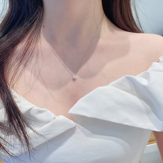 Naszyjnik z czterolistną koniczyną z 18-karatowego hodowanego diamentu i kamieniami skupionymi