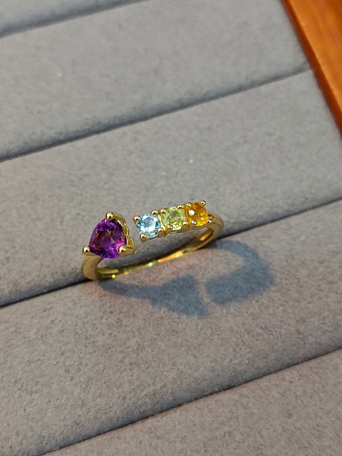 S925 sterlingsølv hjerteformet ametyst ring med flere edelstener med håndverk i 18K gull