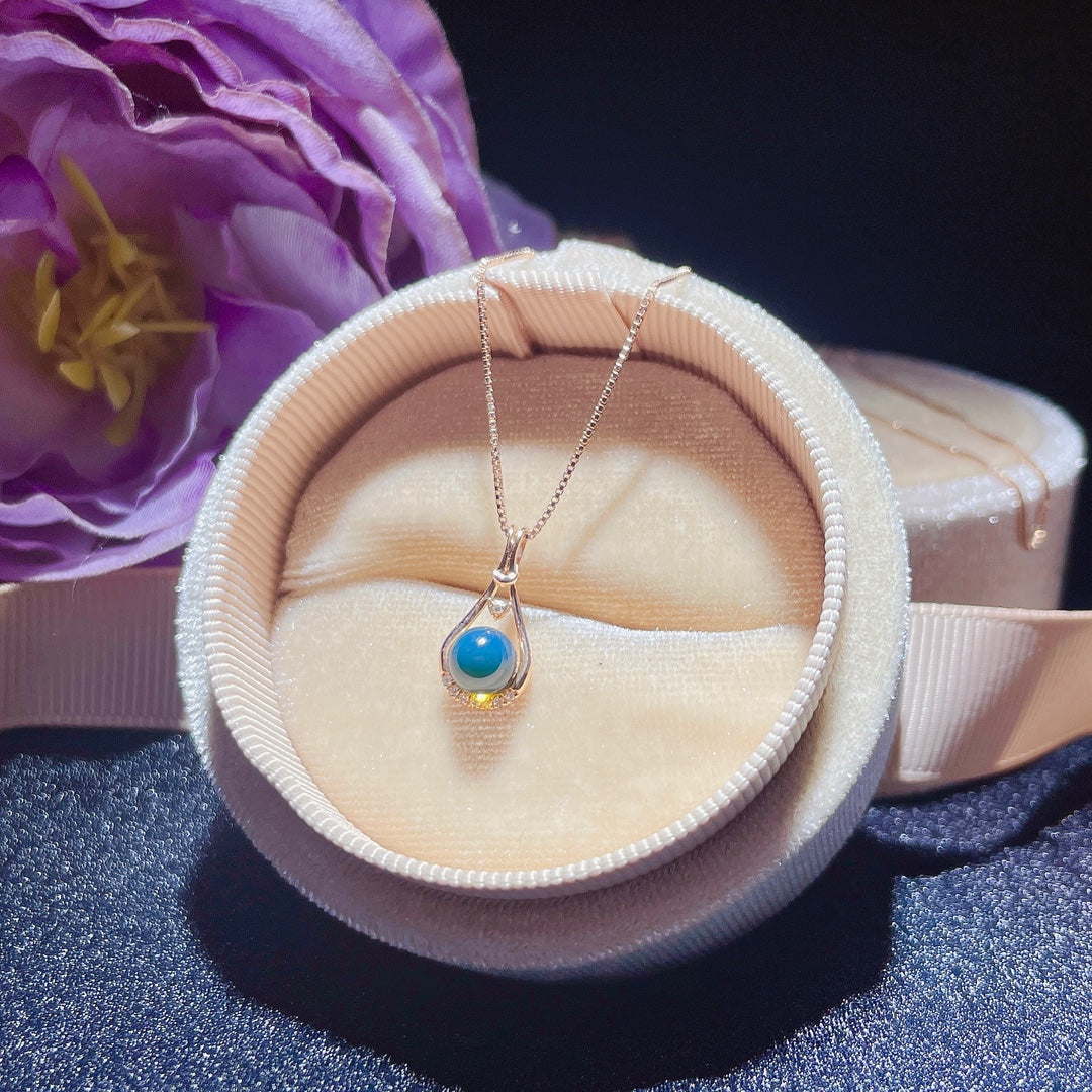 Nouveauté : Pendentif en ambre bleu dominicain incrusté d'or 18 carats - Bijoux exquis