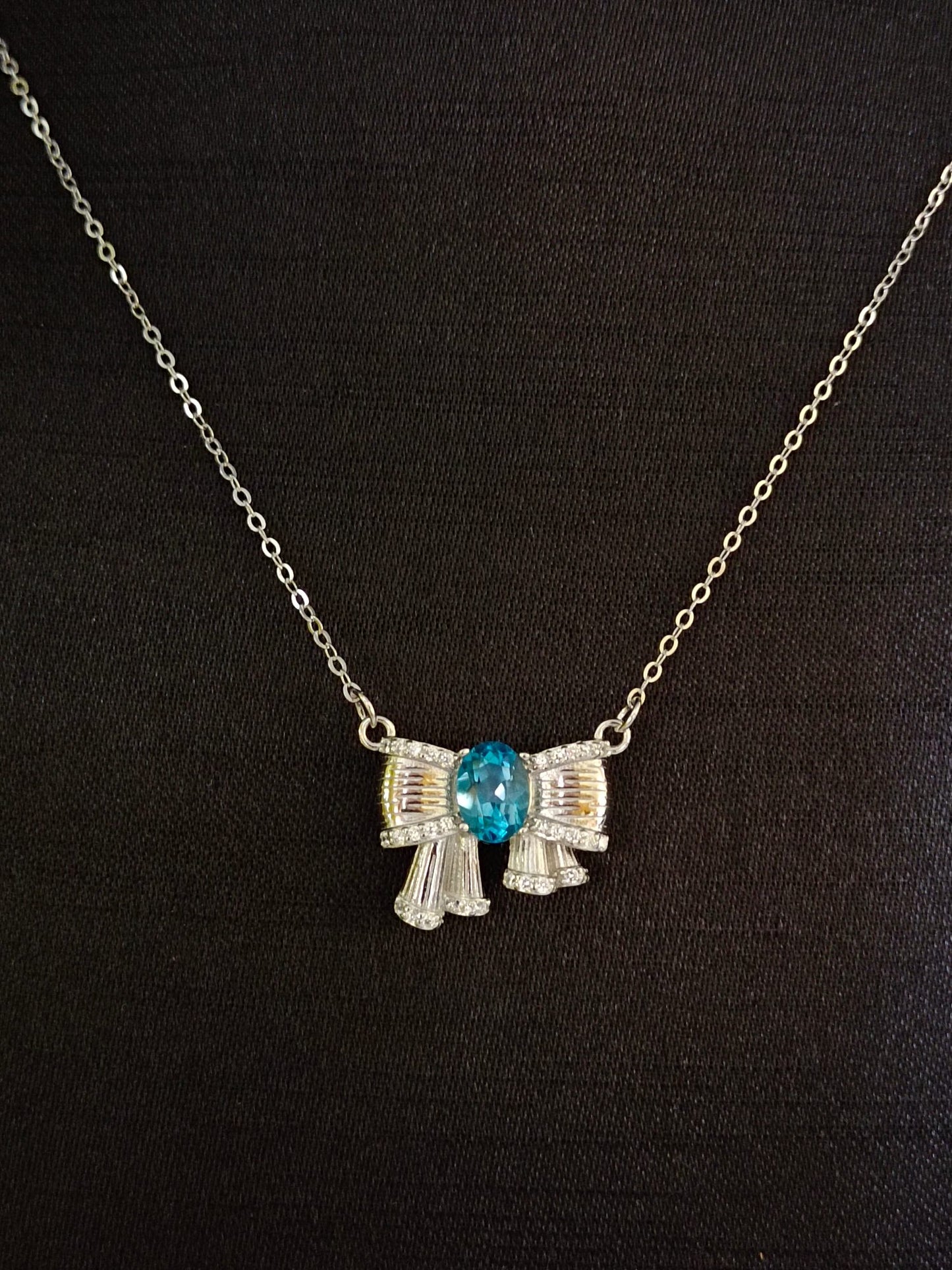 London Blue Topaz Bowknot Halskjede - Elegant smykkestykke