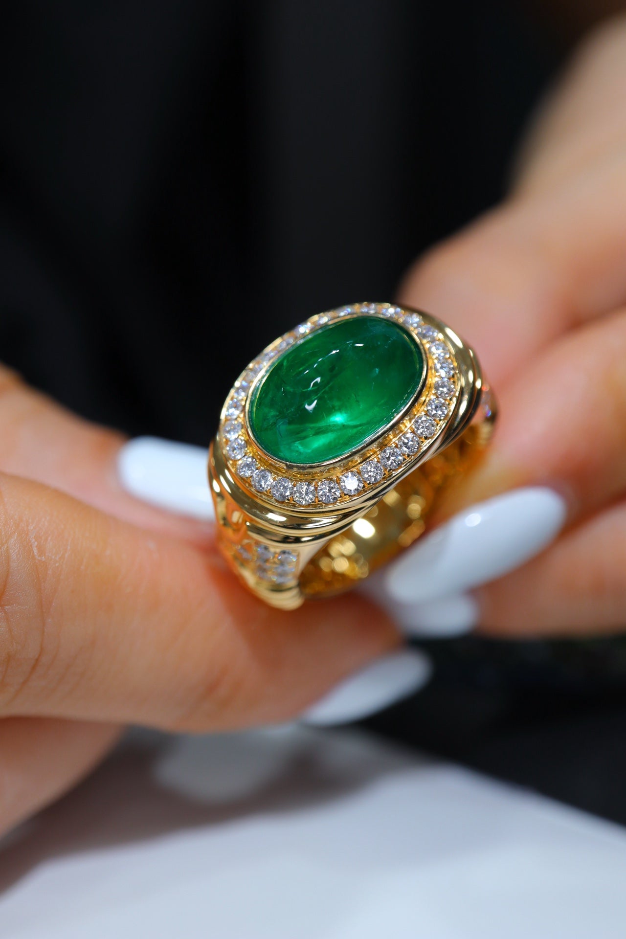 Emerald Jewelry Splendor: Stor Carat Emerald Ring med Diamond Accent