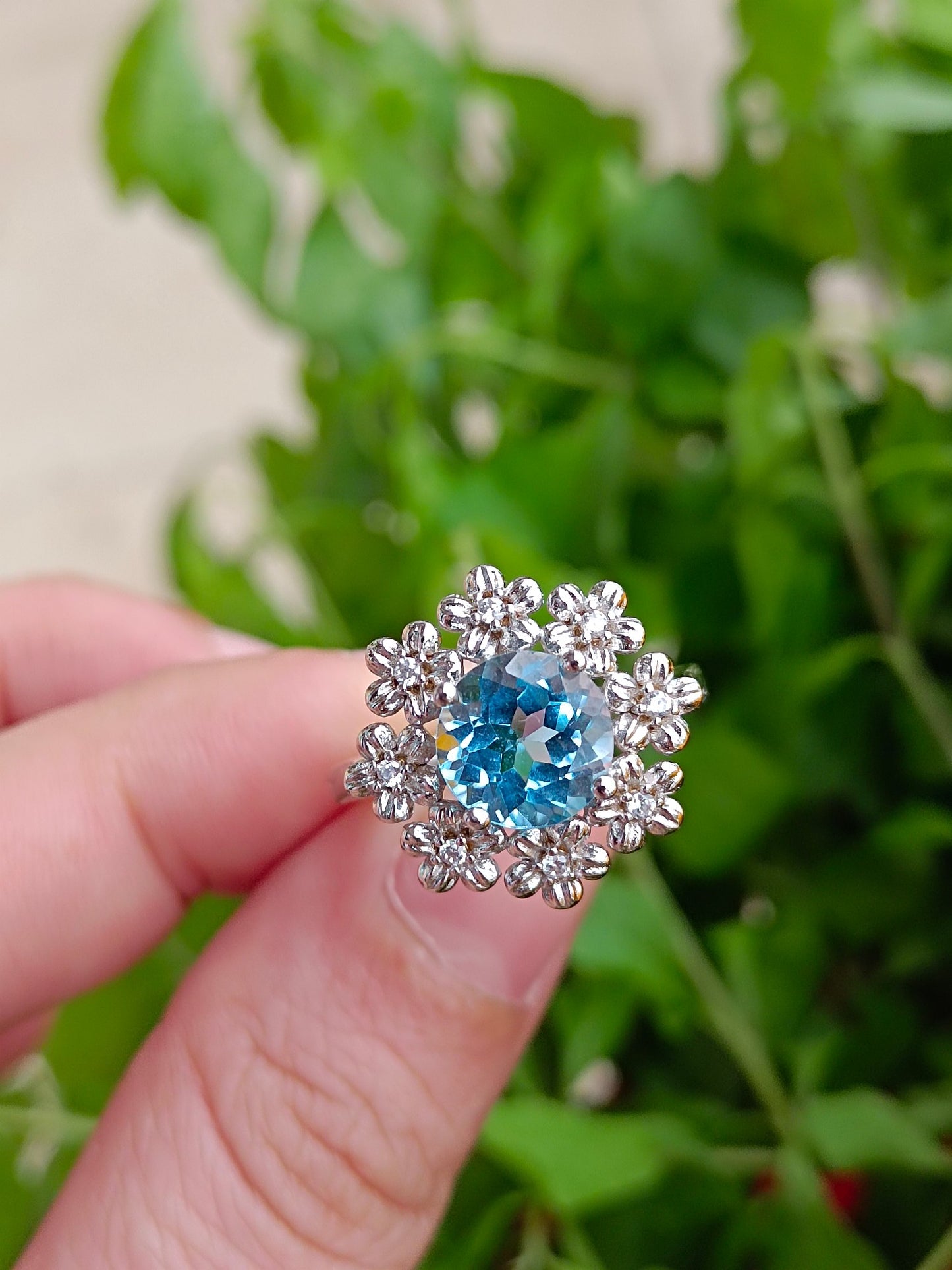 Squisito anello con fiori ricchi di topazi naturali: un gioiello unico