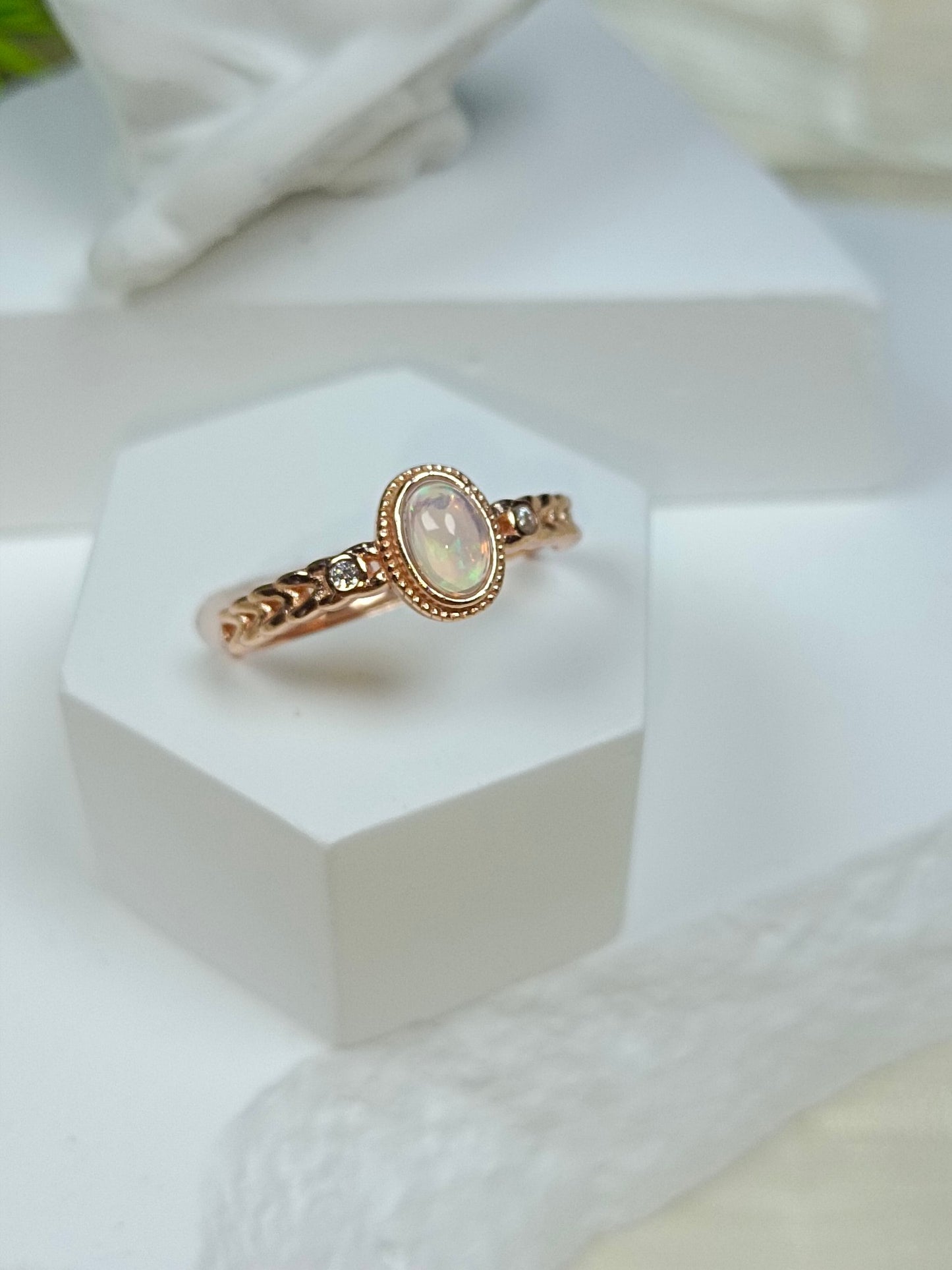 Anello opale incorporato in argento S925: gioielli eleganti e versatili