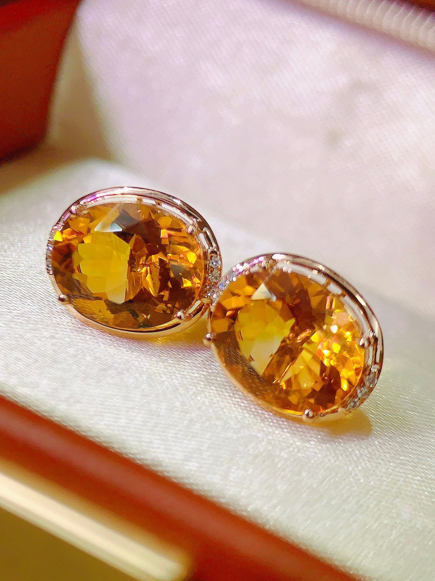 Ketibaan Baru: Sunstone of Prosperity - Anting-anting Yellow Citrine dalam Emas 18k dengan Berlian
