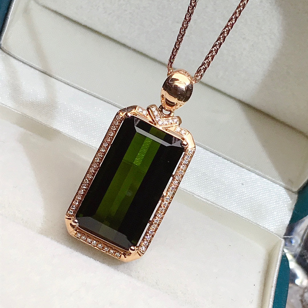 Liontin Giok Tertanam Emas 18K - Perhiasan Elegan untuk Kemakmuran dan Keberuntungan