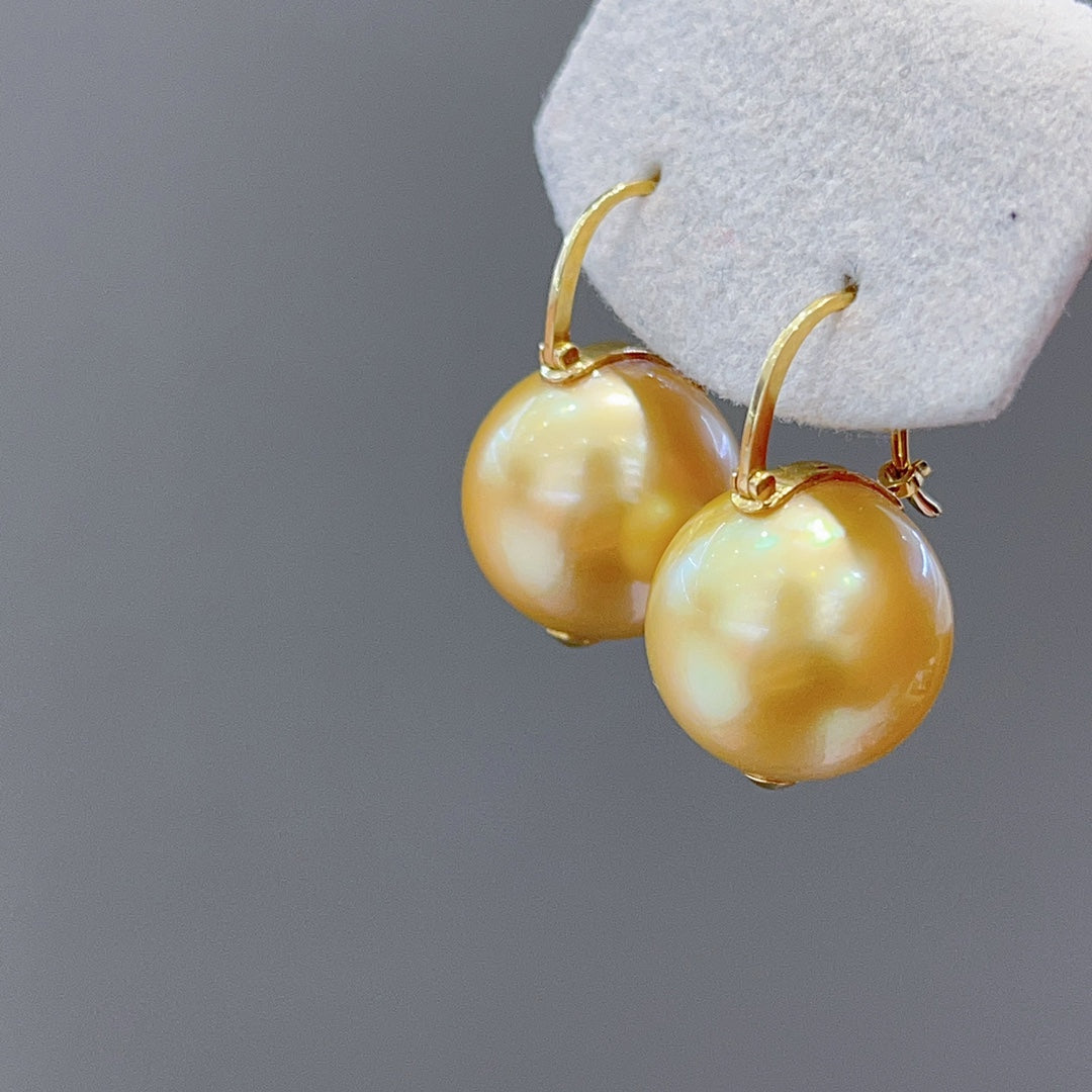 Lujosos aretes de perlas doradas de los Mares del Sur de 14-15 mm en oro de 18 quilates: una joya imprescindible