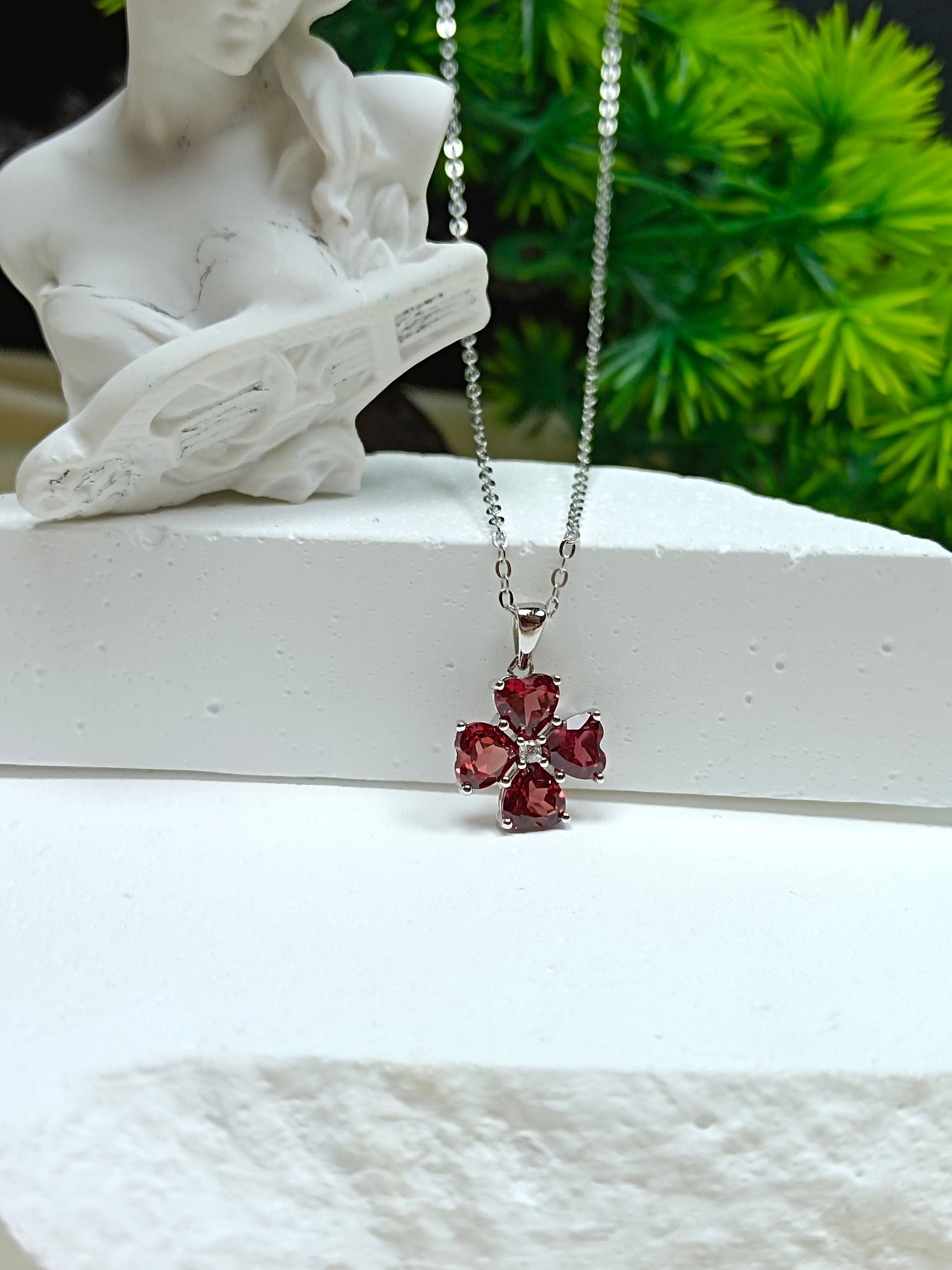 Gioielli con pendente a forma di quadrifoglio a forma di cuore di granato in argento sterling S925